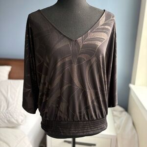 WHBM Black V-Neck Short Kimono Sleeve Ribbed Hem Blouse w Bronze Pattern